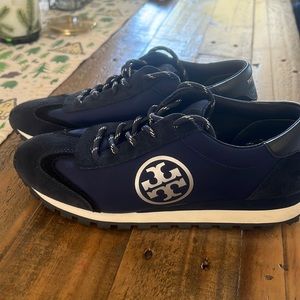 Tory Burch like new navy sneaker